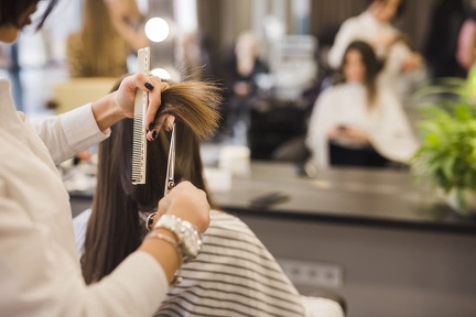 brunette-woman-getting-her-hair-cut
