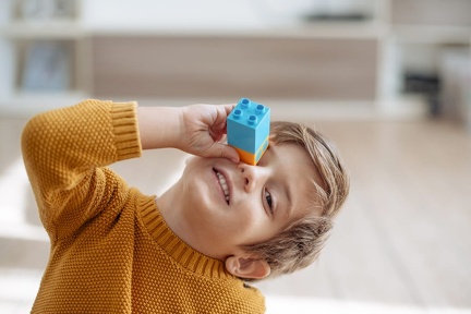 kid-playing-with-cubes (1)