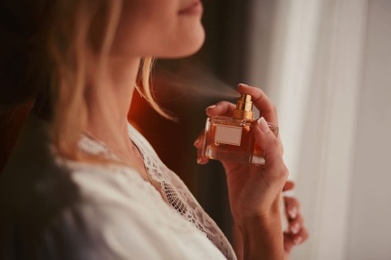 close-up-woman-spraying-perfume