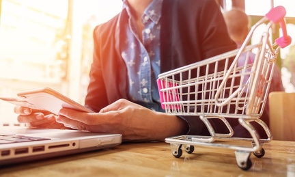 cropped-image-woman-inputting-card-information-key-phone-laptop-while-shopping-online (1)